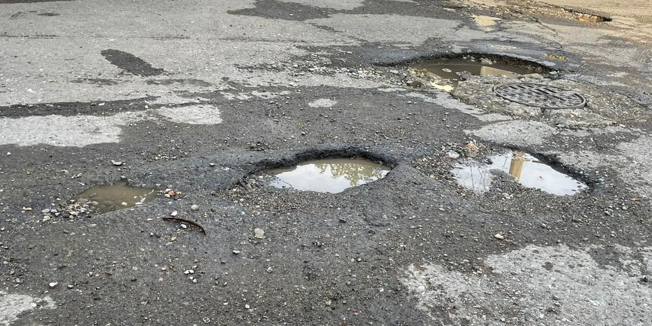 Lluvias destapa nuevos baches y agranda los ya existentes.