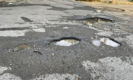 Lluvias destapa nuevos baches y agranda los ya existentes.