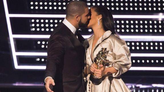 Rihanna cubre el tatuaje que tenía a juego con Drake 5 años después de su romance.