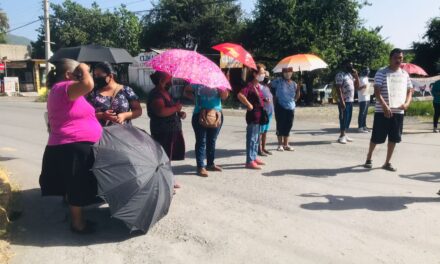 Bloquean libramiento; exigen agua.