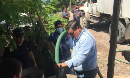 Distribuyen agua en colonias marginadas, integrantes del Cabildo electo.