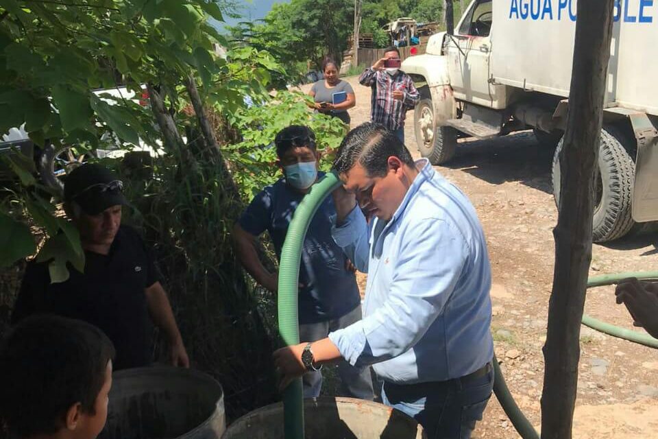 Distribuyen agua en colonias marginadas, integrantes del Cabildo electo.