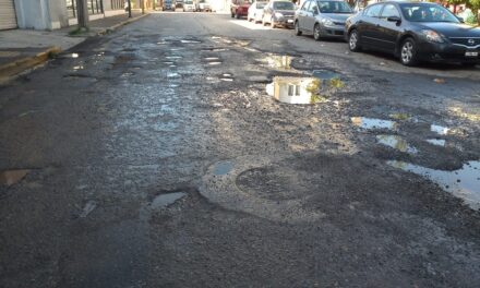 Lluvias destapan y abren nuevos Baches en zona centro de Victoria.