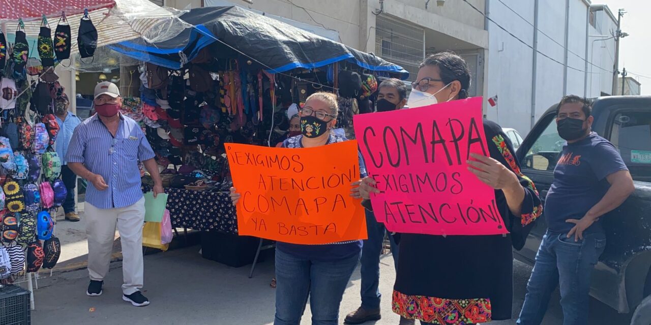 Vendedores bloquean calle 6 Juárez en protesta Por fuga de drenaje; piden a Gustavo Rivera que Se ponga a trabajar por los usuarios.