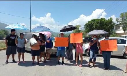 Por falta de agua, Bloquean acceso a colonia la Esperanza.