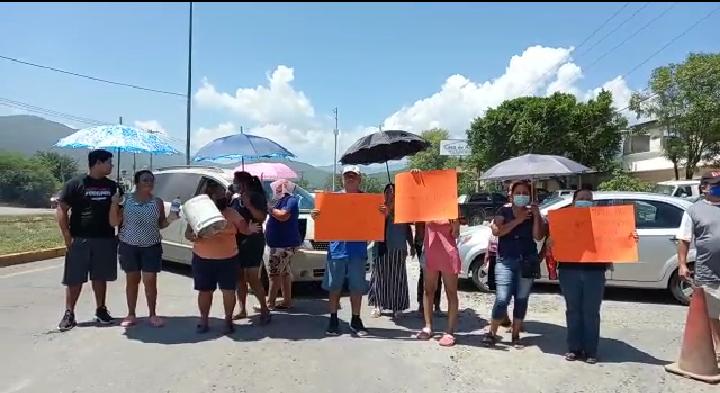 Por falta de agua, Bloquean acceso a colonia la Esperanza.