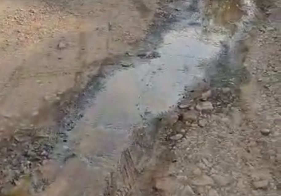 Enorme fuga de agua recorre calles de la Américo Villarreal.