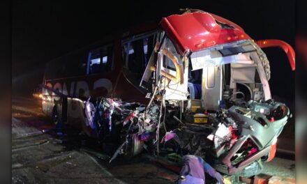 Autobús choca en cruce de vías del tren en la carretera Victoria-Monterrey