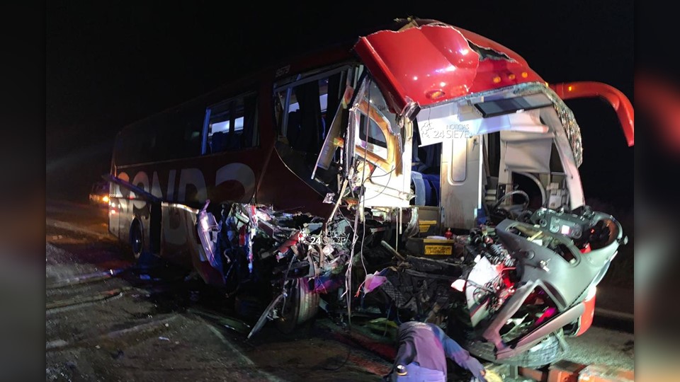 Autobús choca en cruce de vías del tren en la carretera Victoria-Monterrey