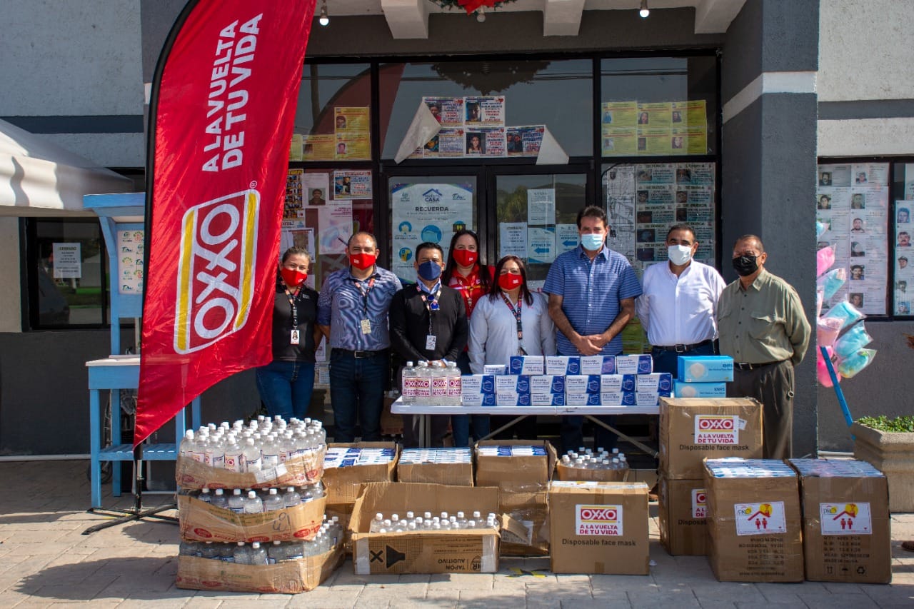 Presidente Municipal de Valle Hermoso recibe la donación de 500 litros de gel antibacterial y 20,000 cubrebocas por parte de la empresa OXXO