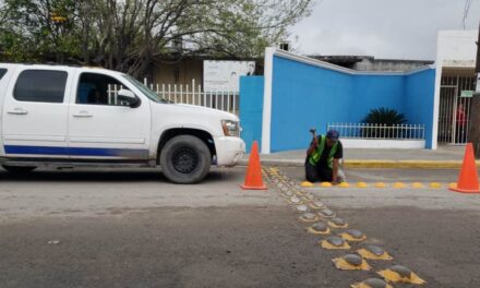 Implementan instalación de topes en zonas escolares