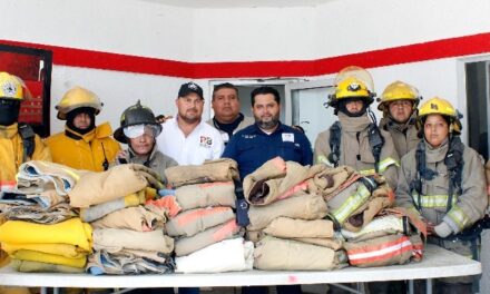 Dotan de trajes especiales a elementos de bomberos y Protección Civil alcalde