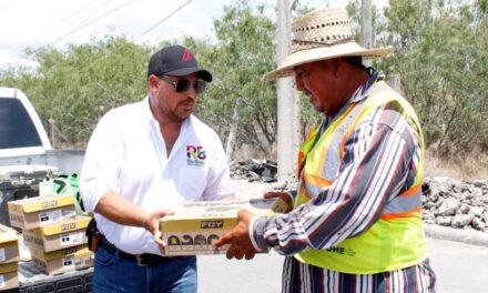 Entrega alcalde calzado de seguridad para trabajadores de bacheo en Río Bravo