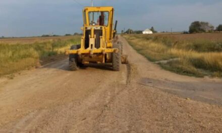 Para mejorar los acceso a los hogares de la familias en los ejidos del norte de la ciudad, el Gobierno Municipal realiza trabajos de nivelación, raspado y aplicación de revestimiento donde se necesite en ejidos del norte de la ciudad.