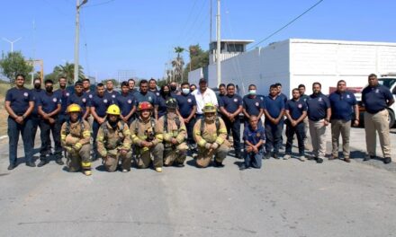 ENTREGA ALCALDE AMBULANCIA Y CAMIÓN DE BOMBEROS A PROTECCIÓN CIVIL