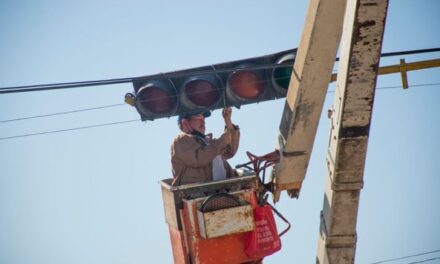 Personal del Departamento de Alumbrado Público está llevando a cabo labores de mantenimiento