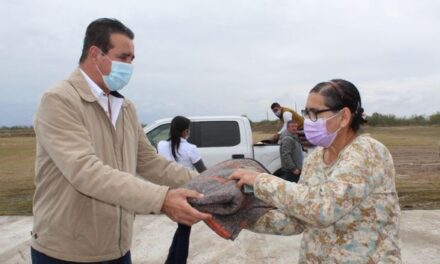 El presidente municipal realizó entrega de cobertores en el Ejido «12 de Octubre»