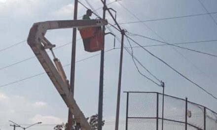 El Departamento de Alumbrado Público realiza labores de mantenimiento e instalación de luminarias