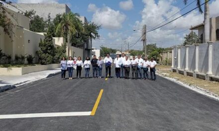 El Presidente Municipal, Dr. Alberto Alanis Villarreal dio por inauguradas las obras de pavimentación en la calle Primera.