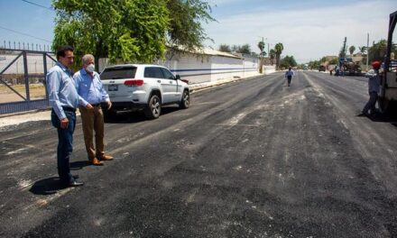 Alcalde de Valle Hermoso, supervisa los trabajos de pavimentación.