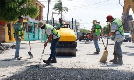 Continúan los labores de bacheo en calle Cuauhtémoc y Jalapa. 