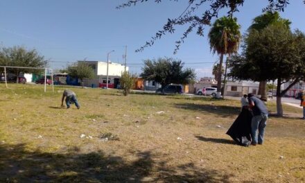 Siguen los trabajos de limpieza en la plaza pública de la Col. Azteca.