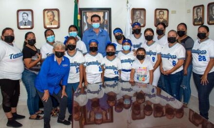 Presidente Municipal recibió y felicitó a las niñas softbolistas vallehermosenses