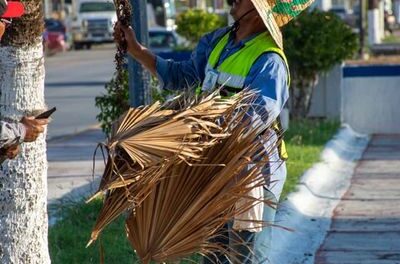 Departamento de Parques y Jardines se encuentra realizando labores de limpieza y jardinería, en la Avenida Lázaro Cárdenas.