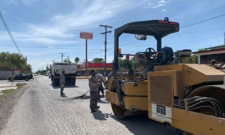 Se llevan a cabo obras de mantenimiento con bacheo de carpeta asfáltica, sobre la calle Rosalinda Guerrero