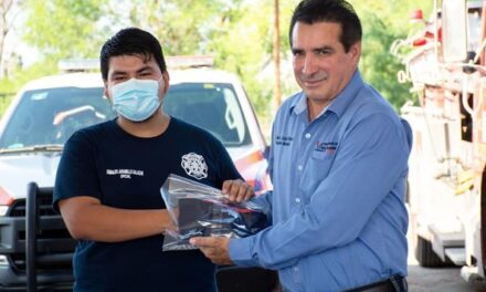 El Alcalde de Valle Hermoso estuvo compartiendo gratos momentos con los elementos del H. Escuadrón de Bomberos.