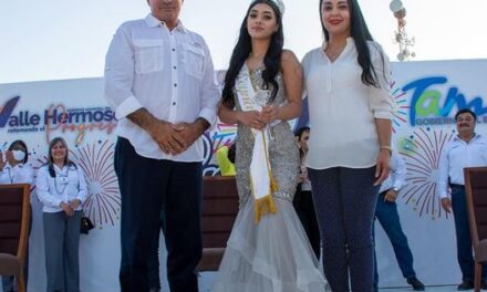 Alcalde, Dr. Alberto Alanis Villarreal asiste a coronación de la reina y su corte real del Poblado Empalme.