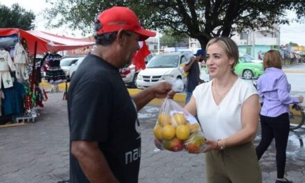 La presidenta del DIF Río Bravo, señora Malena Rodela de Villegas recorre calles de Río Bravo para entregar dotación de frutas a adultos mayores, trabajadores y amas de casa