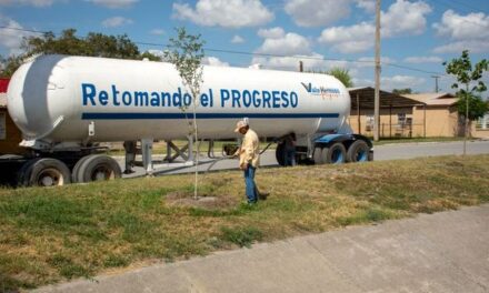 Elementos de la Dependencia Municipal de Valle Hermoso, realizan labores en el Boulevard de la Calle Séptima, sembrando y regando árboles tipo encino y majagua.