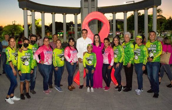 El Presidente municipal de Valle Hermoso, Estuvo presente en la plaza principal, en el Encendido del Lazo Rosa.