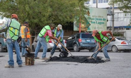 AVANZA BACHEO DE VIALIDADES CON MAYOR FLUJO VEHICULAR