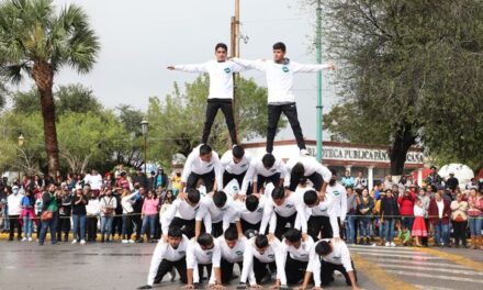 DESFILAN MUNICIPIO, INSTITUCIONES EDUCATIVAS Y AGRUPACIONES CIVILES POR ANIVERSARIO DE LA REVOLUCIÓN