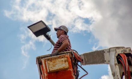 El Departamento de Alumbrado Público, realiza la instalación de Luminarias tipo LED en Valle Hermoso.