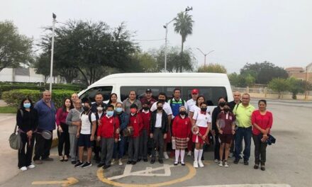 APOYA SÍNDICO CON TRANSPORTE A ESTUDIANTES DESTACADOS EN AJEDREZ Y BÁDMINTON