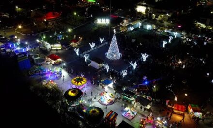 ENCIENDEN MUNICIPIO Y DIF RÍO BRAVO PINO NAVIDEÑO Y ENCABEZAN CARAVANA COCA COLA