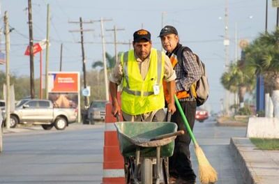 Cuadrillas de Limpieza Pública, se encuentran trabajando a lo largo del Boulevard de la avenida Lázaro Cárdenas en Valle Hermoso.