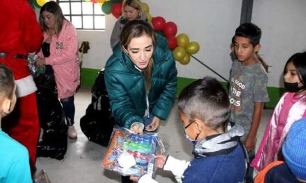 PRESIDENTA DEL SISTEMA DIF RÍO BRAVO, SEÑORA MALENA RODELA DE VILLEGAS REALIZA POSADA PARA NIÑOS DEL EJIDO 6 DE ENERO.