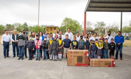 El Presidente Municipal, Dr. Alberto Alanís Villarreal entregó apoyos a instituciones educativas de diferentes niveles educativos.