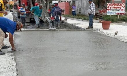 AVANZA OBRA DE PAVIMENTACION EN FRACCIONAMIENTO DEL RÍO; VECINOS ESPERARON POR 20 AÑOS