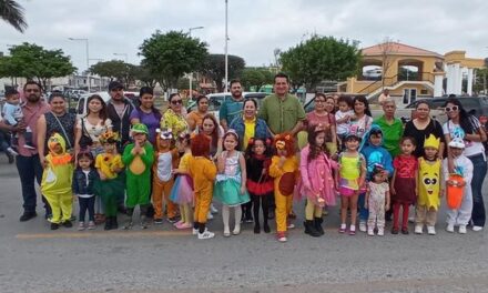 El Presidente Municipal, Dr. Alberto Alanis Villarreal, saluda al alumnado del Jardín de Niños Teresita Treviño.