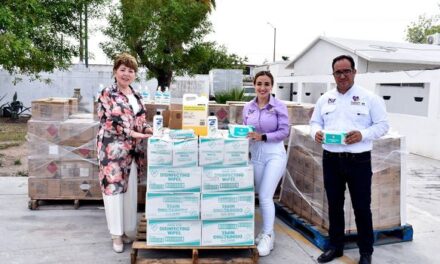 RECIBE SISTEMA DIF DONACIÓN DE GEL ANTIBACTERIAL, TOALLITAS HÚMEDAS Y DESINFECTANTE.