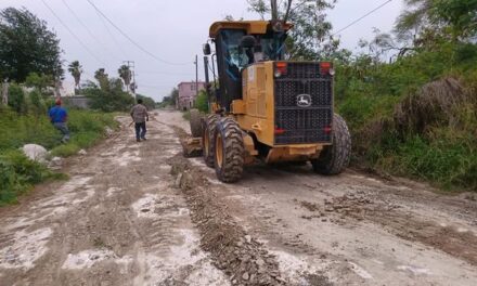 MUNICIPIO DESPEJA Y RETIRA MALEZA DE CAMINOS EN COLONIAS MIGUEL HIDALGO Y LAS LOMAS