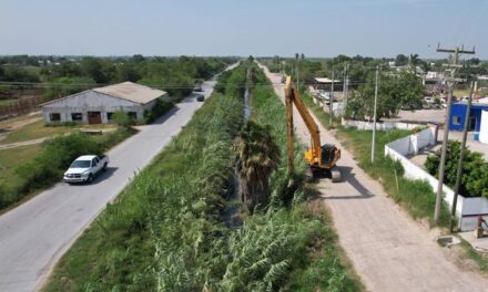 Por instrucción del Presidente Municipal, Dr. Alberto Alanis Villarreal se continúa trabajando en el desazolve a red de drenes de la ciudad.