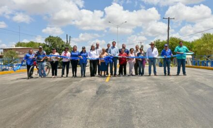 El Presidente Municipal, Dr. Alberto Alanis Villarreal acompañado de Síndicos y Regidores inauguraron la ampliación del puente vehicular de la Calle Juarez.