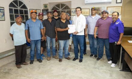 Entrega Dr. Alberto Alanís apoyo económico para remodelar el Parque Municipal del Beisbol.