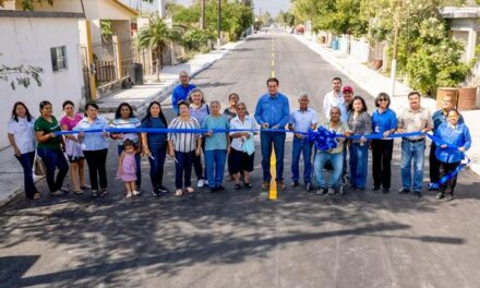 Inaugura Dr. Alberto Alanís una obra más de pavimentación en la Colonia Popular.